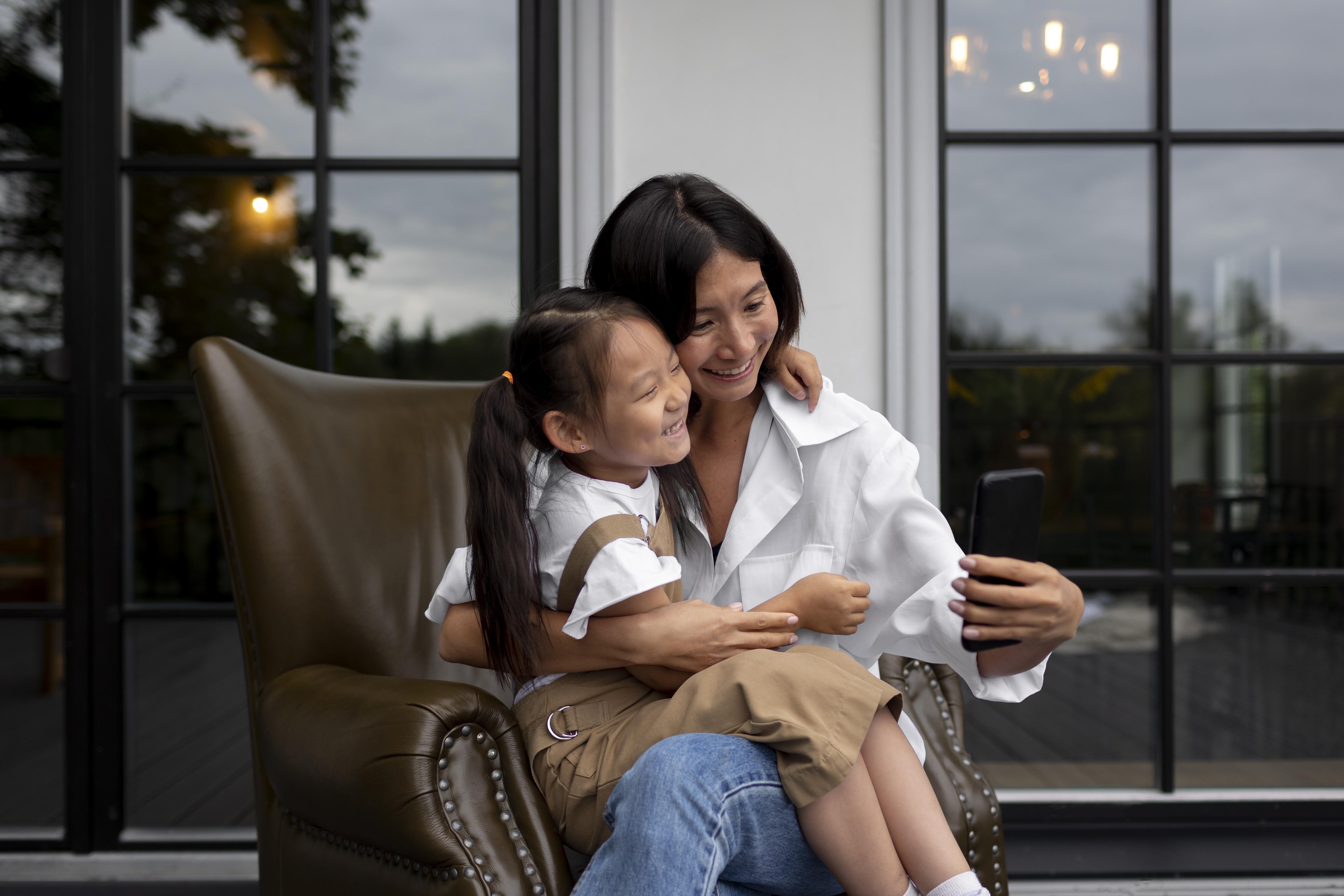 komunikasi dengan anak, cara memanggil anak, pola asuh positif, tips komunikasi keluarga, Bunda, si Kecil